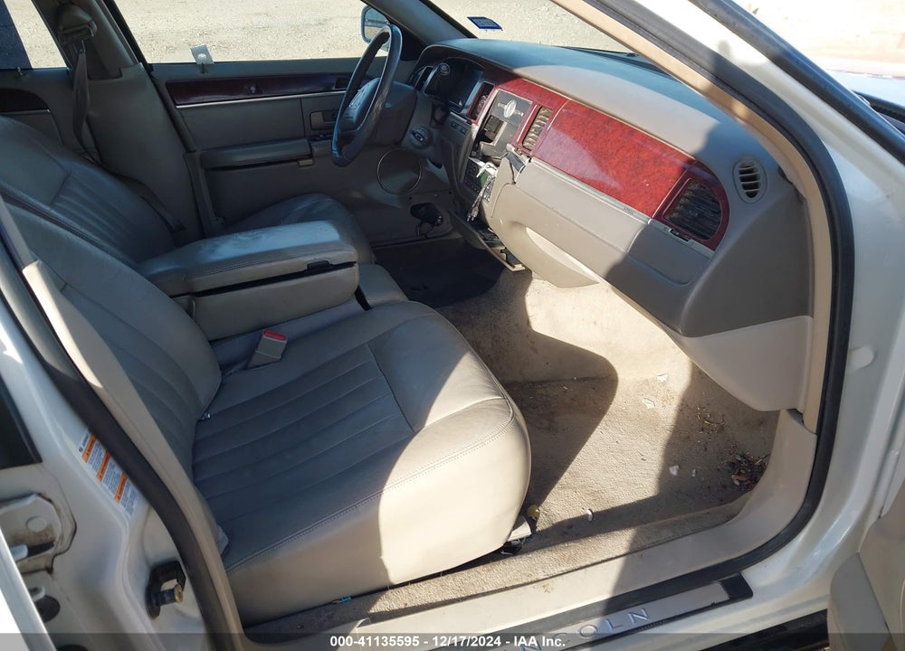 2003 LINCOLN TOWN CAR EXECUTIVE VIN: 1LNHM81W83Y670549