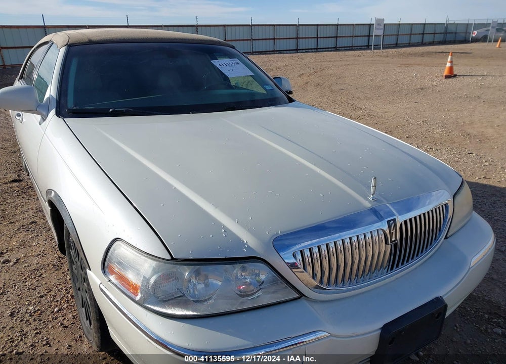 2003 LINCOLN TOWN CAR EXECUTIVE VIN: 1LNHM81W83Y670549