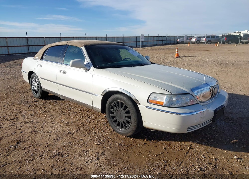 2003 LINCOLN TOWN CAR EXECUTIVE VIN: 1LNHM81W83Y670549