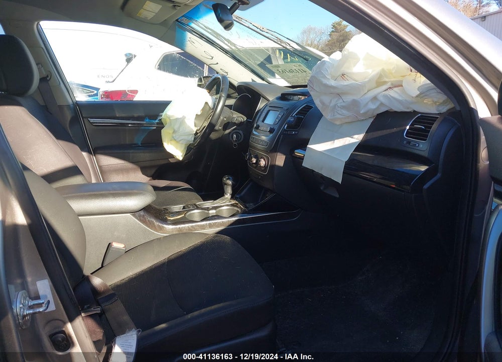 2014 KIA SORENTO LX VIN: 5XYKTCA64EG522992
