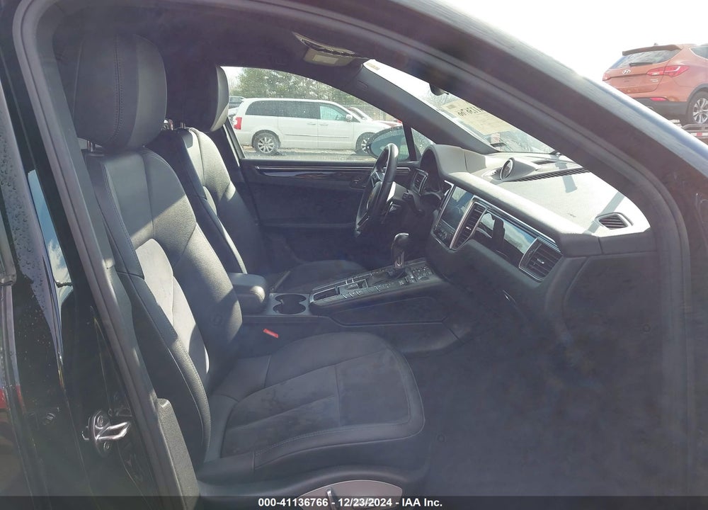 2017 PORSCHE MACAN VIN: WP1AA2A53HLB03199
