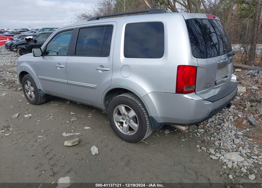 2011 HONDA PILOT EX VIN: 5FNYF3H41BB056575
