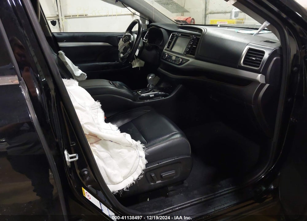 2018 TOYOTA HIGHLANDER XLE VIN: 5TDJZRFH6JS909161