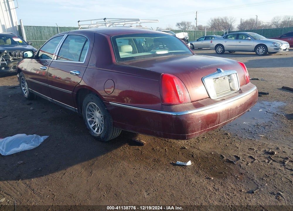 2000 LINCOLN TOWN CAR SIGNATURE VIN: 1LNHM82W6YY810040