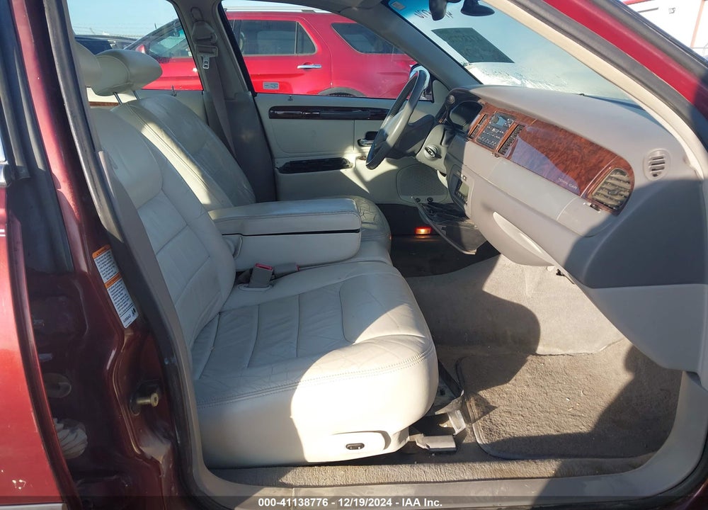 2000 LINCOLN TOWN CAR SIGNATURE VIN: 1LNHM82W6YY810040