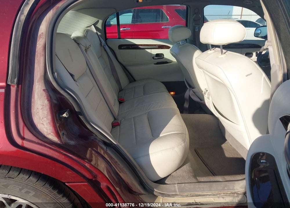 2000 LINCOLN TOWN CAR SIGNATURE VIN: 1LNHM82W6YY810040