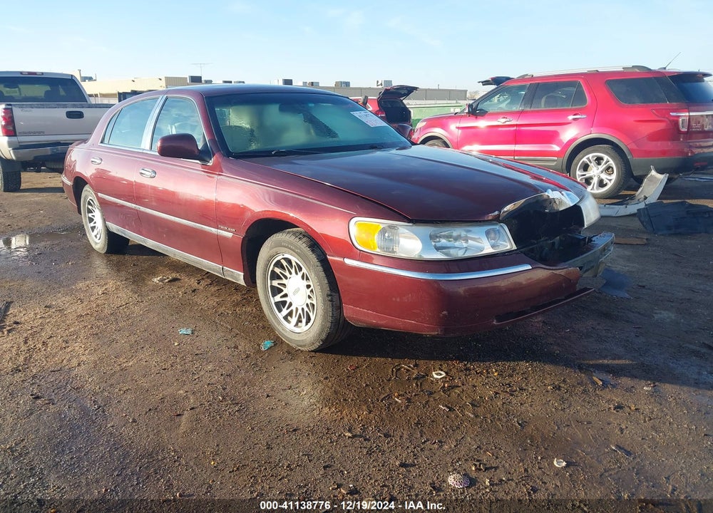 2000 LINCOLN TOWN CAR SIGNATURE VIN: 1LNHM82W6YY810040