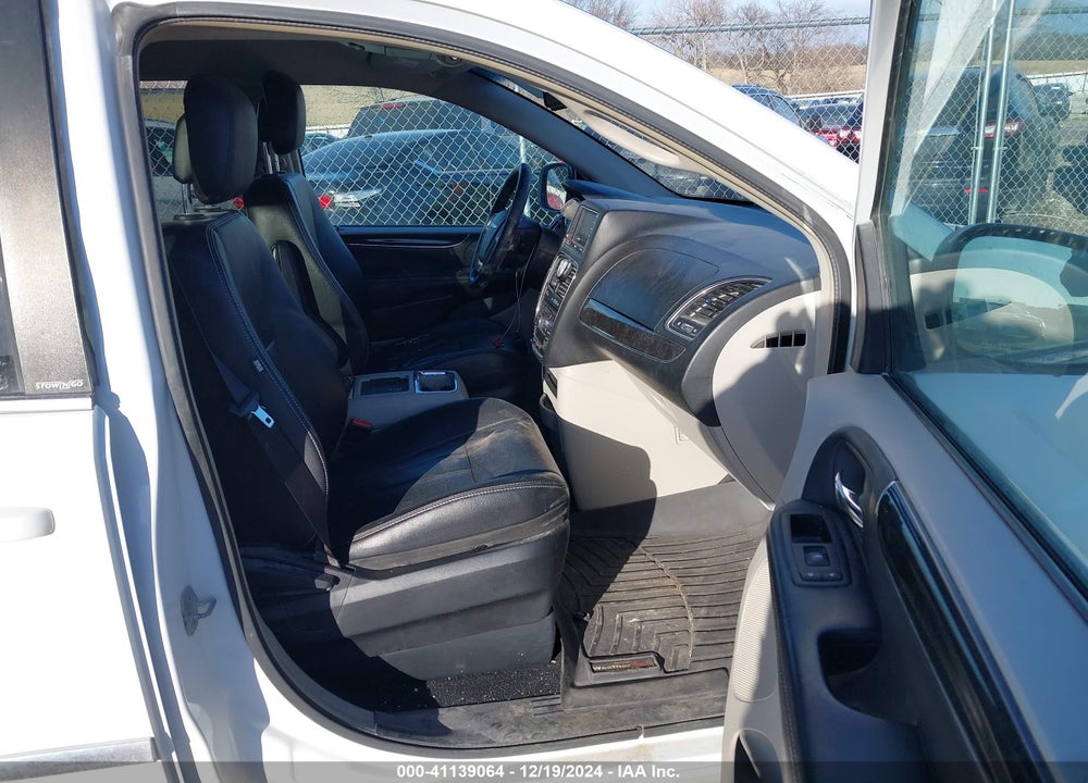 2014 CHRYSLER TOWN & COUNTRY TOURING VIN: 2C4RC1BG9ER215565
