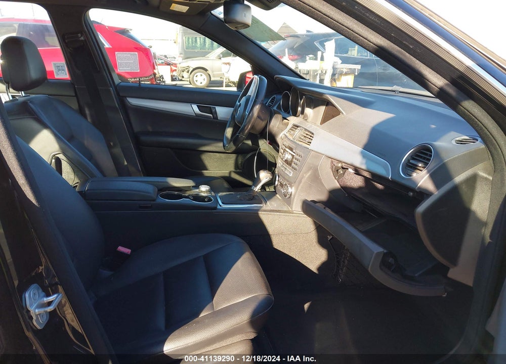 2013 MERCEDES-BENZ C 250 LUXURY/SPORT VIN: WDDGF4HB8DA765943