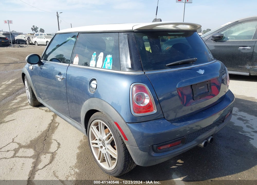2011 MINI COOPER S VIN: WMWSV3C50BTY15560