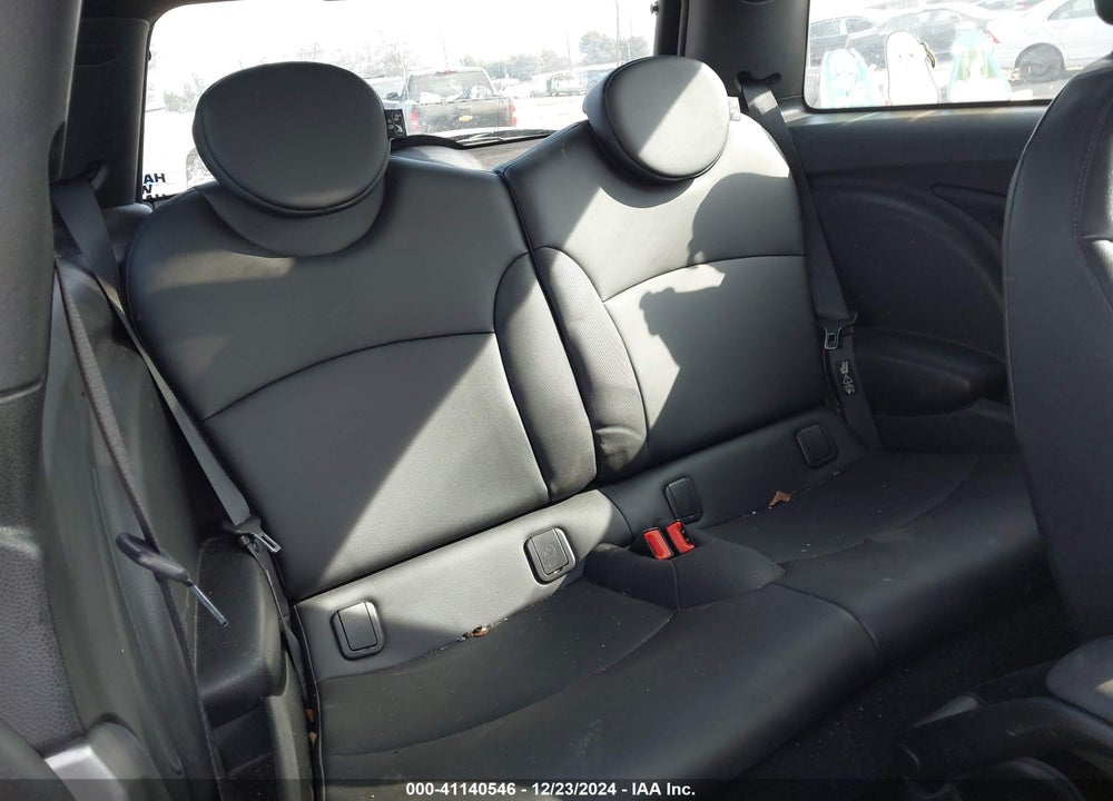 2011 MINI COOPER S VIN: WMWSV3C50BTY15560