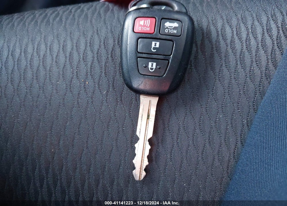 2019 TOYOTA COROLLA LE VIN: 2T1BURHE4KC228674