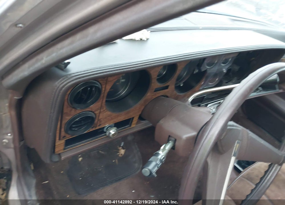 1983 PONTIAC BONNEVILLE VIN: 2G2AN69A1D2210328