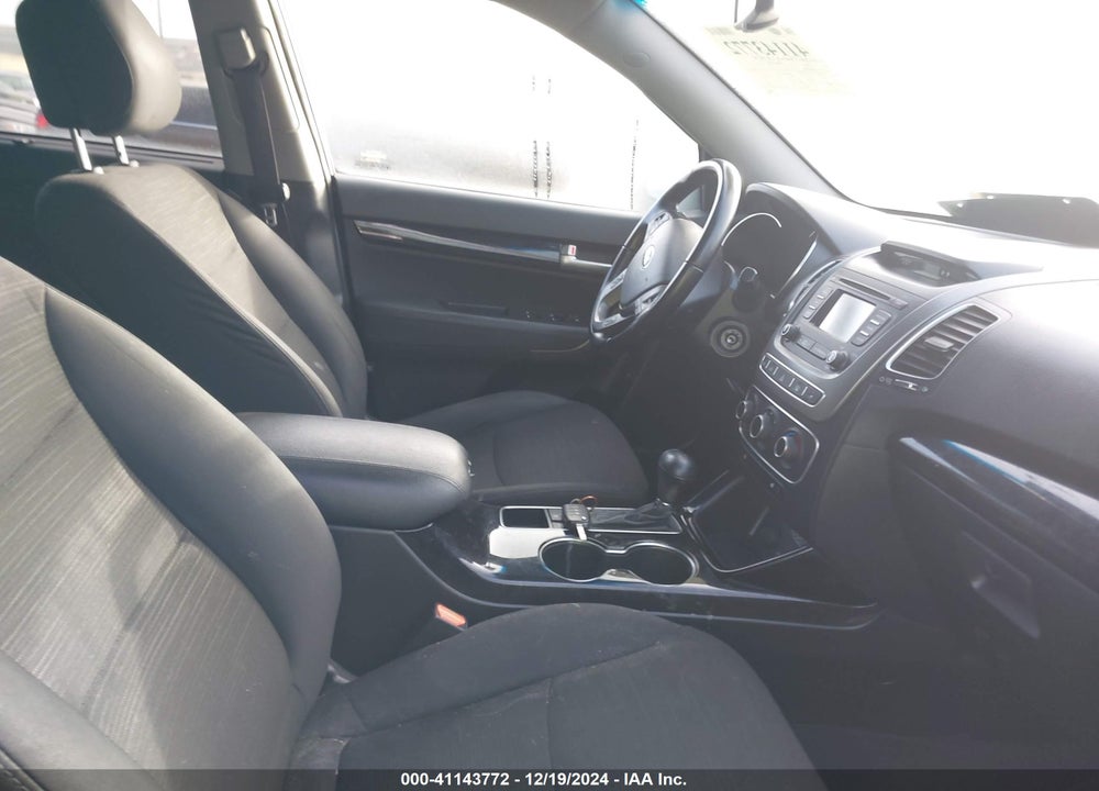 2015 KIA SORENTO LX VIN: 5XYKT4A68FG653639