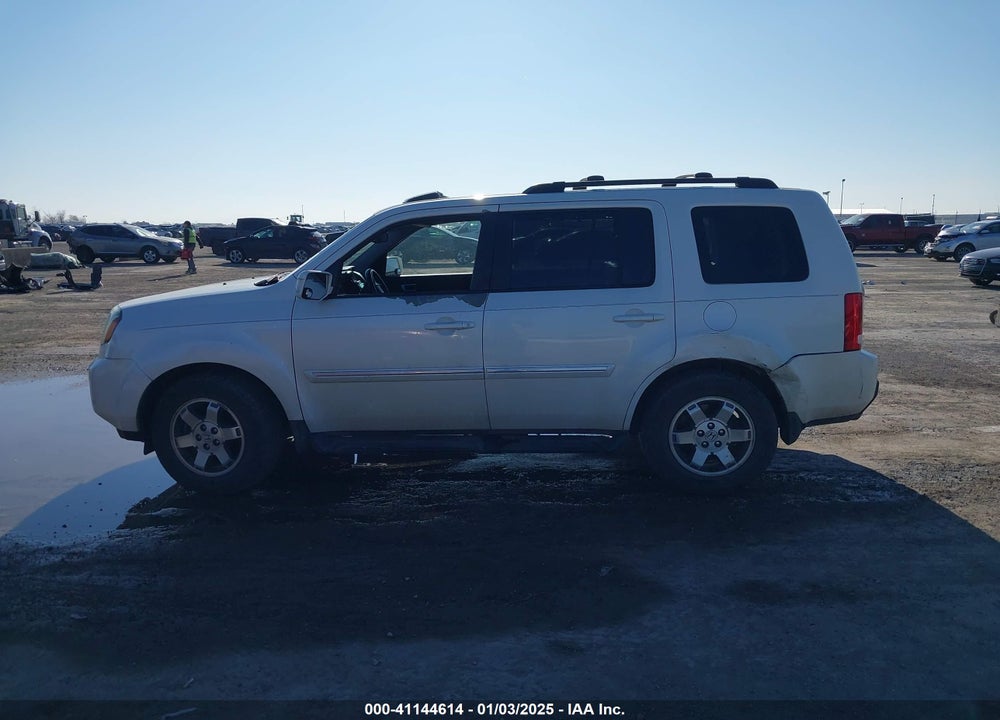 2011 HONDA PILOT TOURING VIN: 5FNYF3H99BB032374
