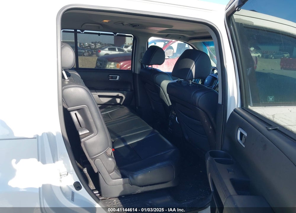 2011 HONDA PILOT TOURING VIN: 5FNYF3H99BB032374