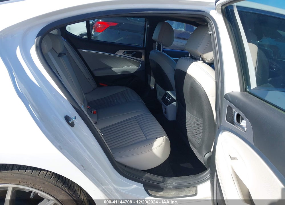 2022 GENESIS G70 2.0T RWD VIN: KMTG34TA7NU103998