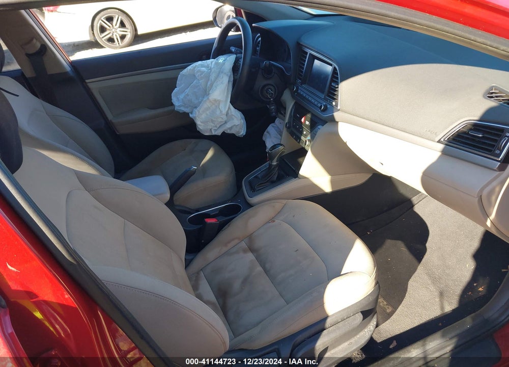 2018 HYUNDAI ELANTRA VIN: 5NPD84LFXJH371320