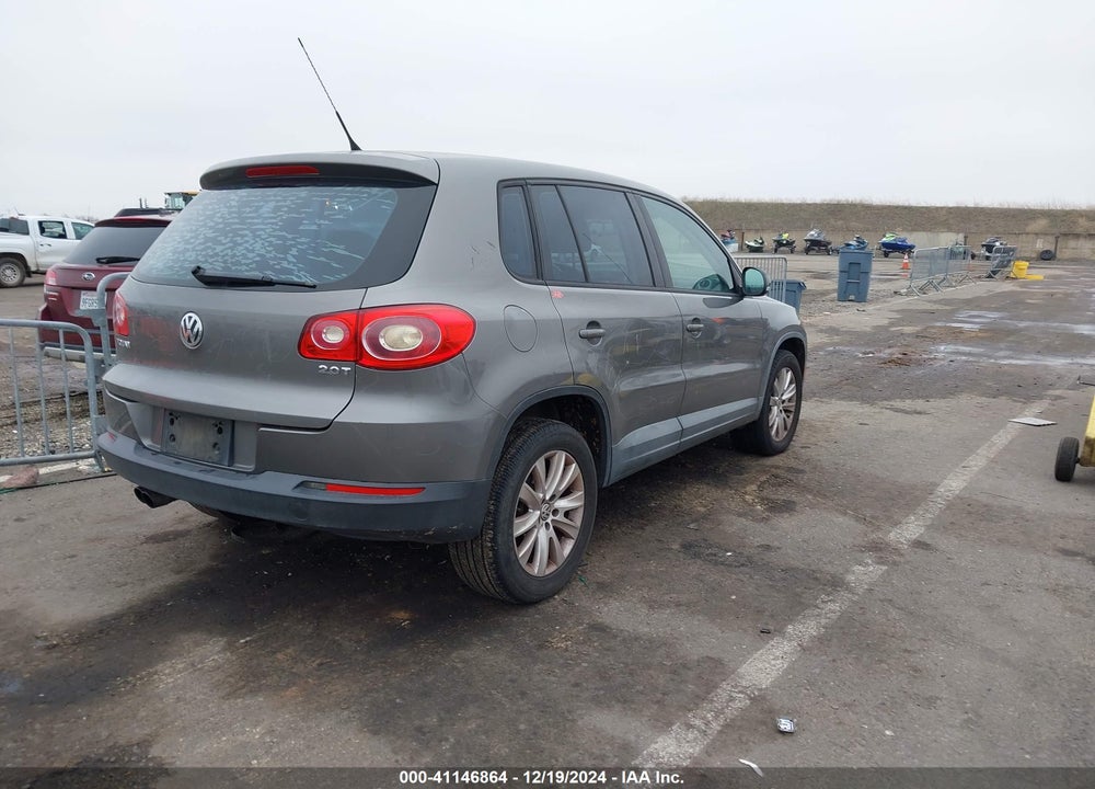 2010 VOLKSWAGEN TIGUAN S VIN: WVGAV7AX7AW000968