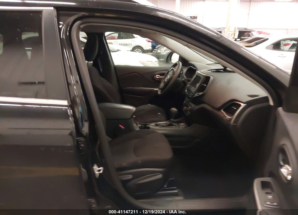 2019 JEEP CHEROKEE LATITUDE FWD VIN: 1C4PJLCB2KD358156