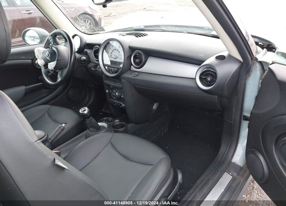 2011 MINI COOPER CLUBMAN VIN: WMWZF3C56BT267592