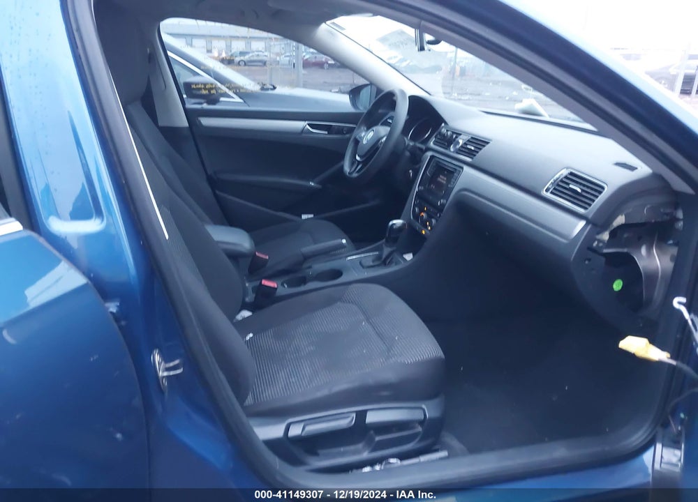 2017 VOLKSWAGEN PASSAT VIN: 1VWAT7A33HC014284