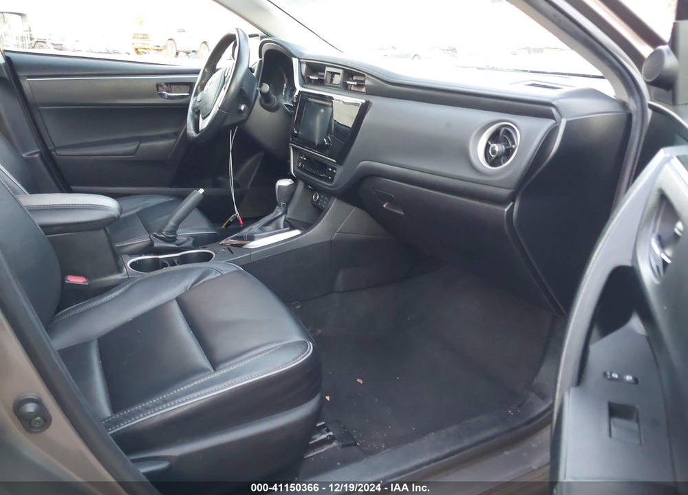2018 TOYOTA COROLLA XLE VIN: 5YFBURHE8JP767796