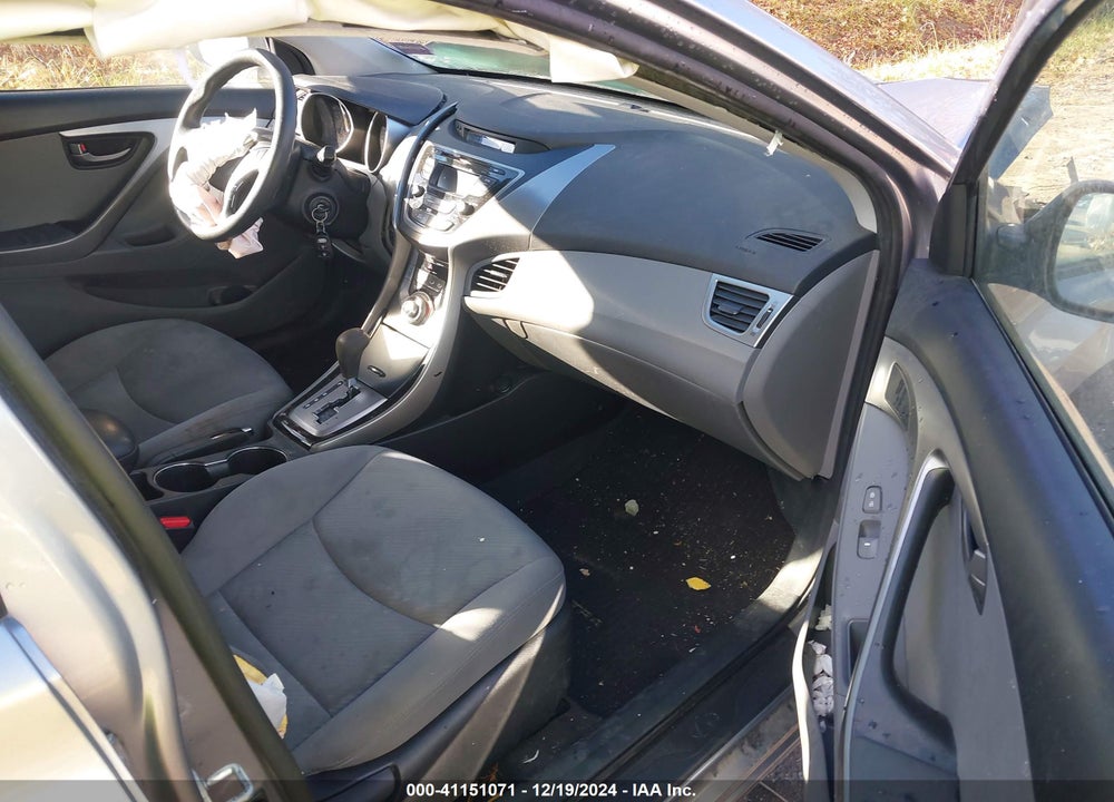 2013 HYUNDAI ELANTRA VIN: KMHDH4AE5DU932460