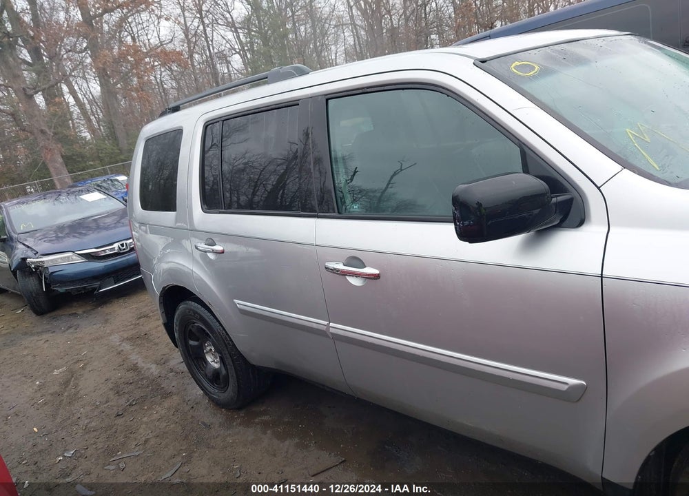 2011 HONDA PILOT EX-L VIN: 5FNYF4H64BB040295