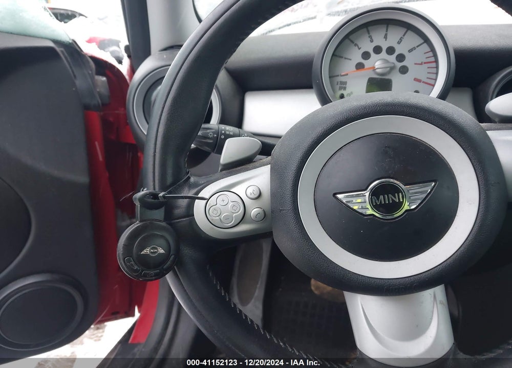 2009 MINI COOPER CLUBMAN VIN: WMWML335X9TN68606