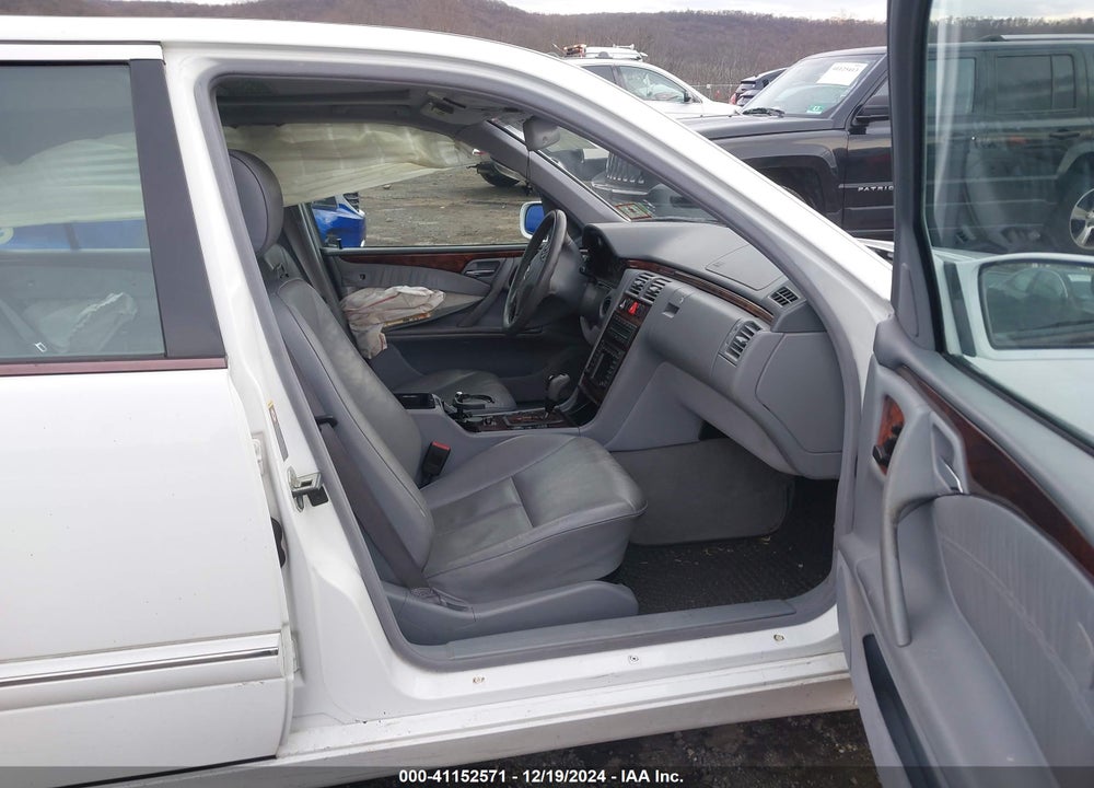 2001 MERCEDES-BENZ E 320 4M VIN: WDBJF82J81X053429