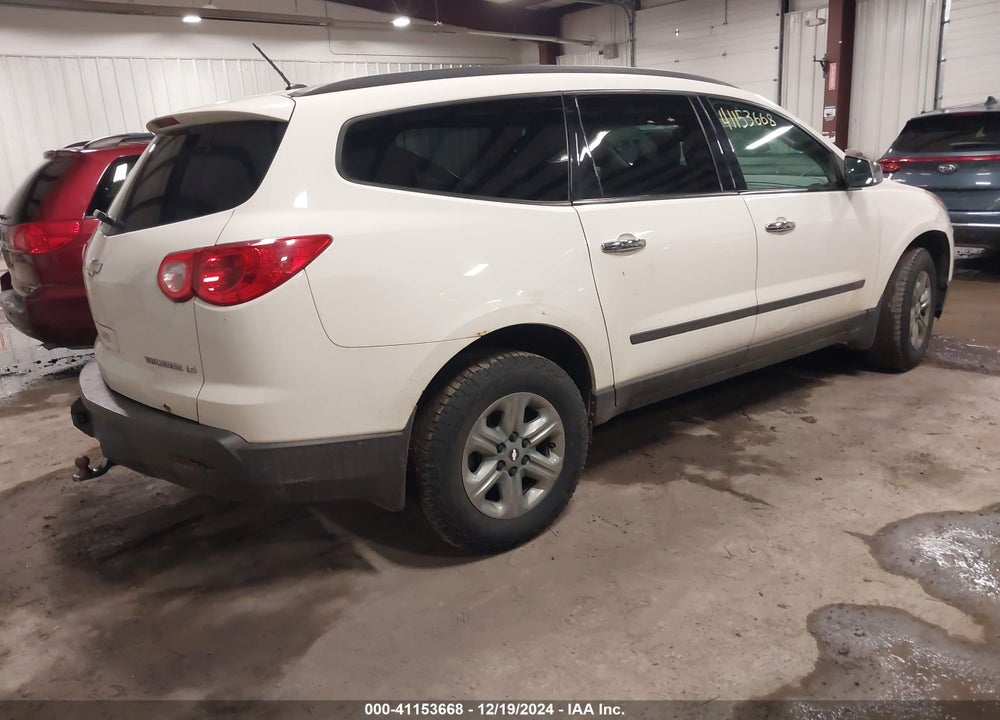 2011 CHEVROLET TRAVERSE LS VIN: 1GNKVFED0BJ341878