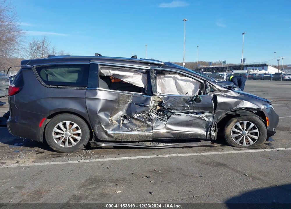2018 CHRYSLER PACIFICA TOURING L VIN: 2C4RC1BG2JR119707