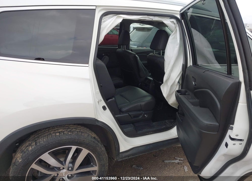 2017 HONDA PILOT VIN: 5FNYF6H04HB068789