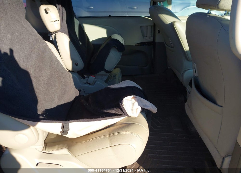 2015 TOYOTA SIENNA XLE 8 PASSENGER VIN: 5TDYK3DC1FS563230