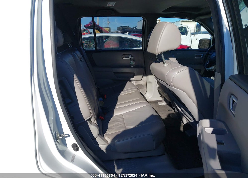2011 HONDA PILOT EX-L VIN: 5FNYF4H56BB080305