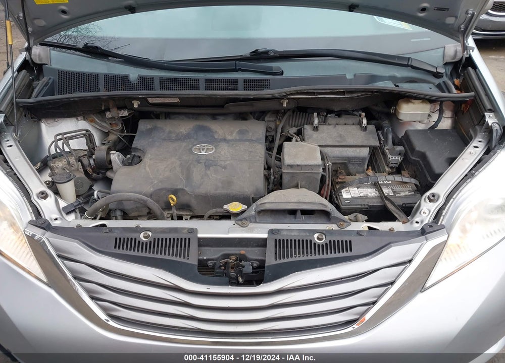 2014 TOYOTA SIENNA XLE V6 8 PASSENGER VIN: 5TDYK3DC8ES442872