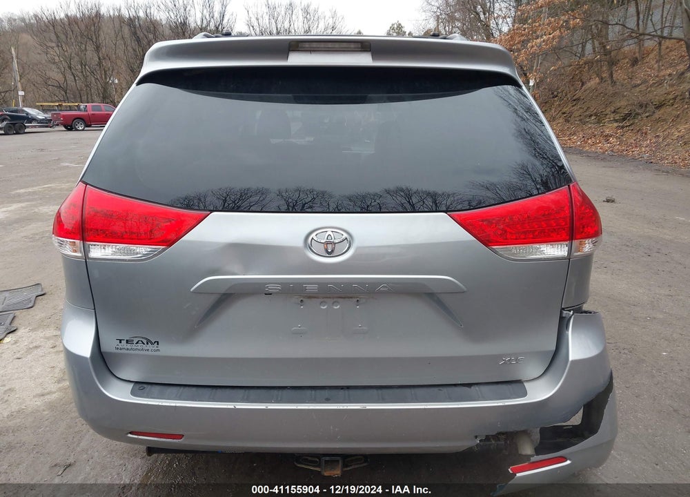 2014 TOYOTA SIENNA XLE V6 8 PASSENGER VIN: 5TDYK3DC8ES442872