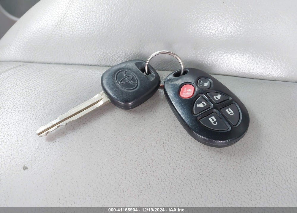 2014 TOYOTA SIENNA XLE V6 8 PASSENGER VIN: 5TDYK3DC8ES442872