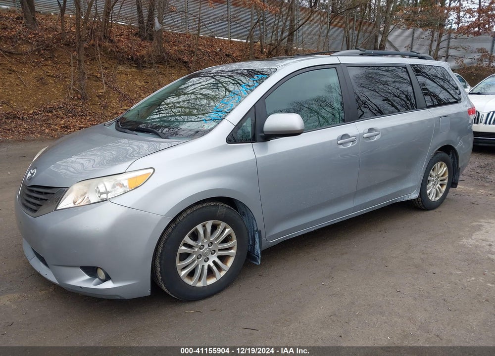 2014 TOYOTA SIENNA XLE V6 8 PASSENGER VIN: 5TDYK3DC8ES442872