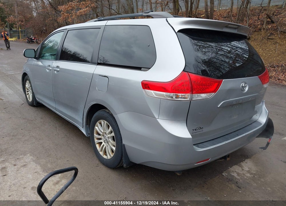 2014 TOYOTA SIENNA XLE V6 8 PASSENGER VIN: 5TDYK3DC8ES442872