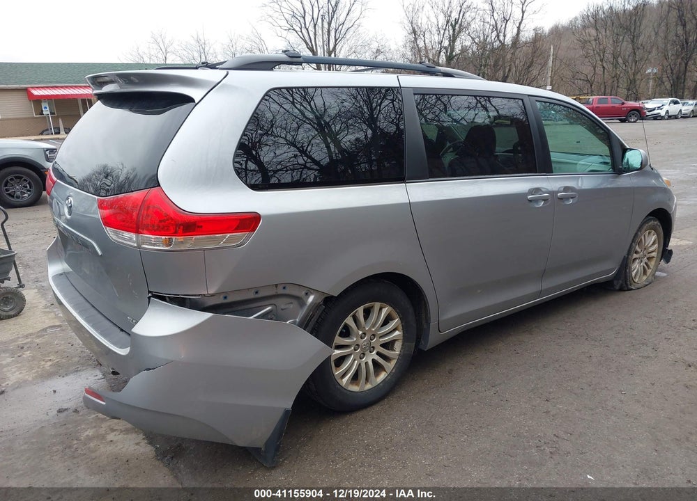 2014 TOYOTA SIENNA XLE V6 8 PASSENGER VIN: 5TDYK3DC8ES442872