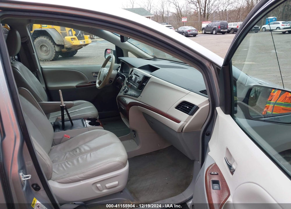 2014 TOYOTA SIENNA XLE V6 8 PASSENGER VIN: 5TDYK3DC8ES442872