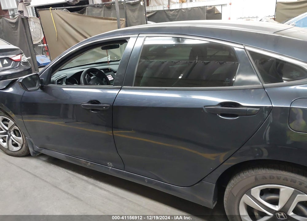 2018 HONDA CIVIC LX VIN: 2HGFC2F52JH579538