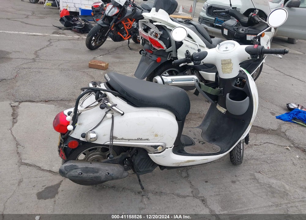 2017 HONDA NCW50 VIN: JH2AF7710HK101945