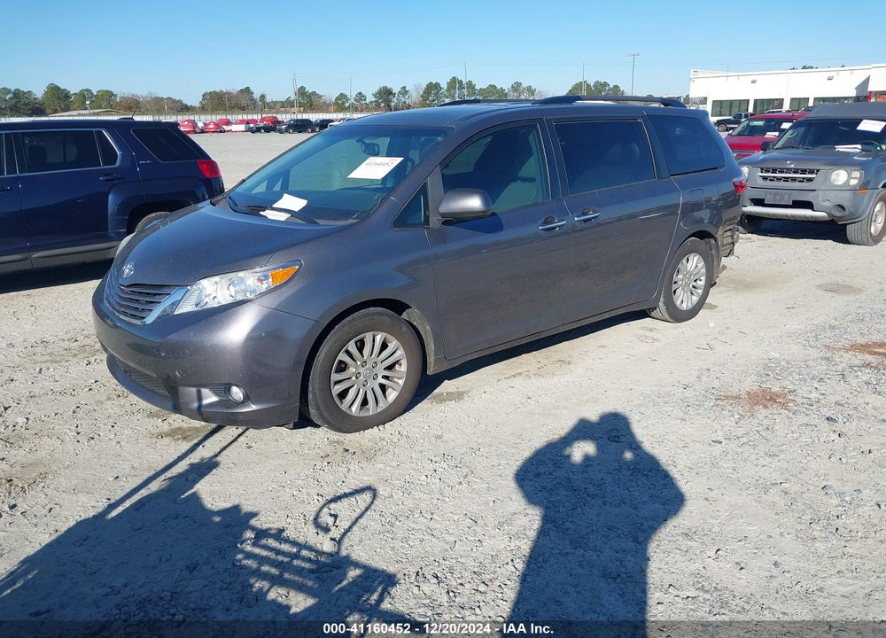 2017 TOYOTA SIENNA XLE 8 PASSENGER VIN: 5TDYZ3DC9HS884432