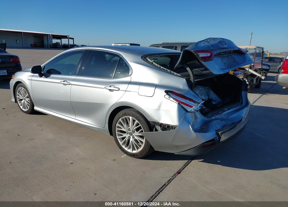 2018 TOYOTA CAMRY XLE VIN: 4T1B11HK5JU060301