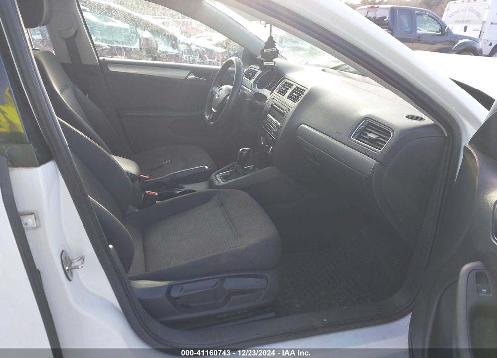 2015 VOLKSWAGEN JETTA 1.8T SE VIN: 3VWD17AJ8FM401085