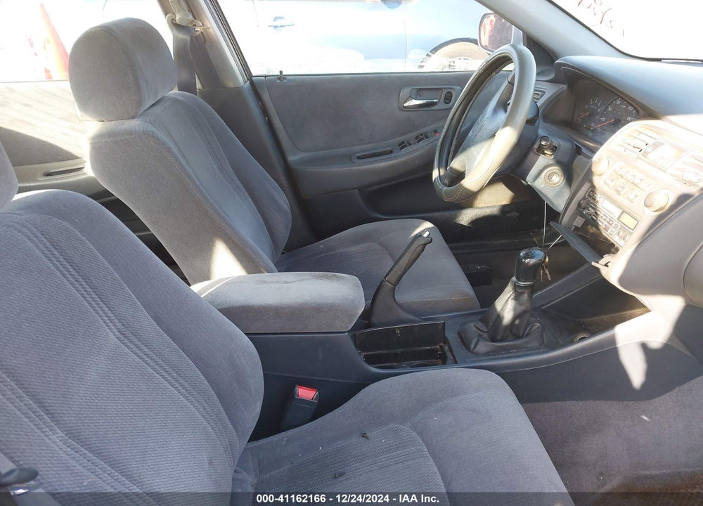 2000 HONDA ACCORD 2.3 LX VIN: JHMCG5542YC041028