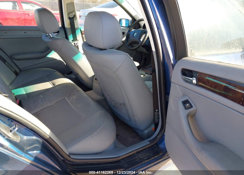 2005 BMW 325I VIN: WBAEV33425KX10081